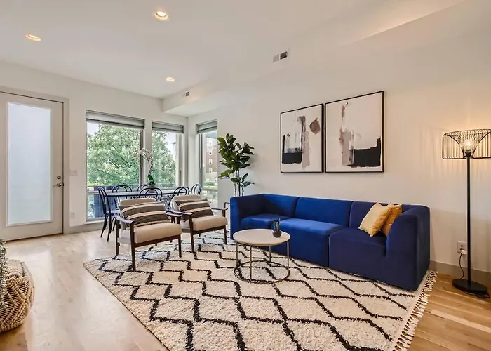 Upscale Townhome W/ Stunning Rooftop Views