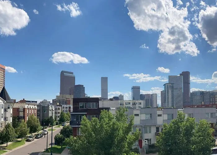 Upscale Townhome W/ Stunning Rooftop Views